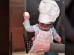 Video: 16-mesačná nádejná kuchárka