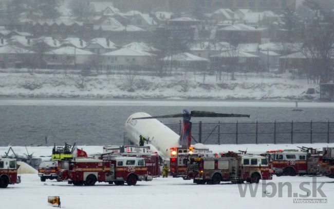 Video: V USA zišlo lietadlo z dráhy, narazilo do plota