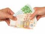 Mzda Slovákov vzrástla, v priemere zarobili 858 eur