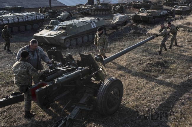 Ukrajna hlási stiahnutie ťažkých zbraní, obáva sa útokov
