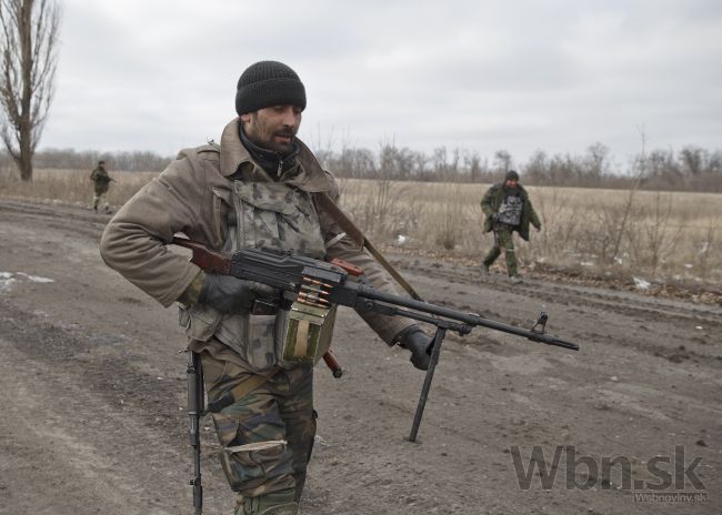 Zbrane z východu Ukrajiny sťahujú podľa Porošenka obe strany