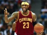 Štyria hráči Cavaliers dali cez 20 bodov, v NBA žiaril James