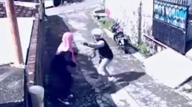 Video: Prepadnutá žena prekvapila zlodeja