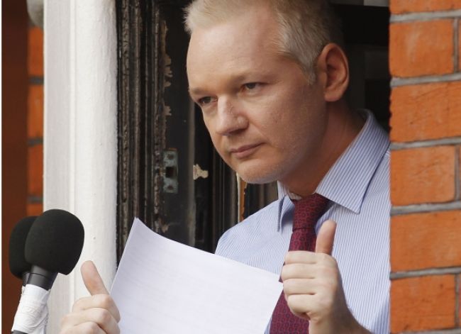 Švédi prídu šéfa WikiLeaks vypočuť do Londýna, chcú jeho DNA