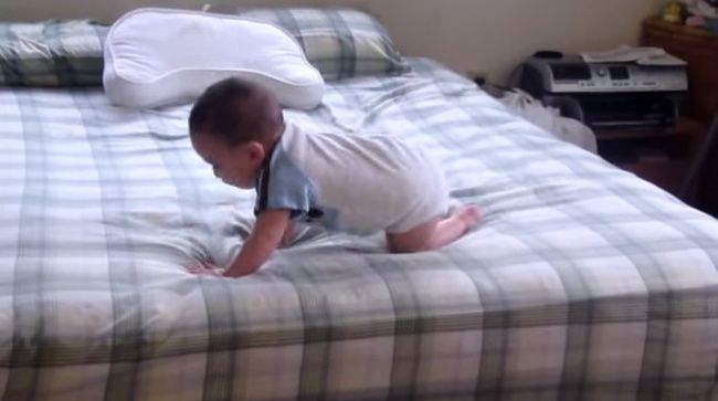 Video: Osemmesačné bábo a schádzanie z postele