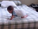 Video: Osemmesačné bábo a schádzanie z postele