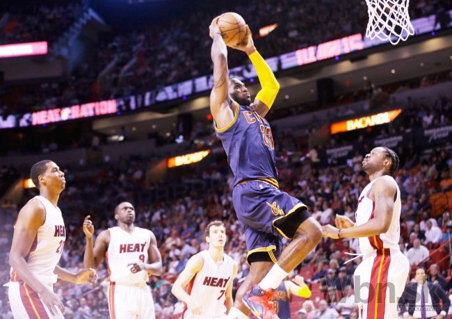 Video: LeBron sa vrátil do Miami, Warriors čaká play-off