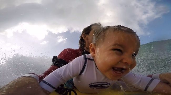 Video: 9-mesačné bábo a prvé skúsenosti na surfe