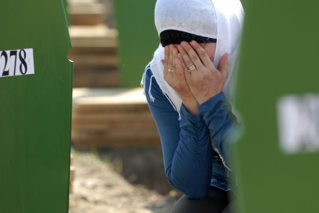 Srbské úrady konali, zatkli strelcov z masakry v Srebrenici