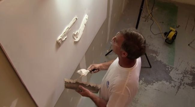 Video: Umelec vytvorí nádherné dielo na stene