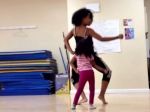 Video: Skvelý tanec mamy s dcérou