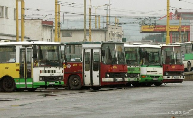 Muž ukradol autobus a odviezol cestujúcich až na konečnú