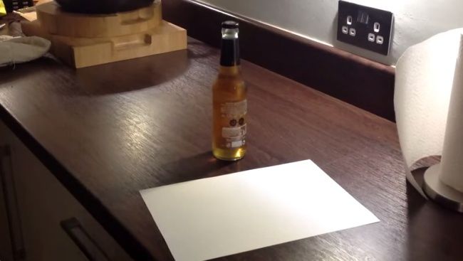 Video: Ako otvoriť pivo listom papiera