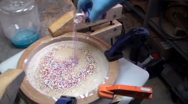 Video: Čo vzniklo z kusu epoxidovej živice a cukrového posypu