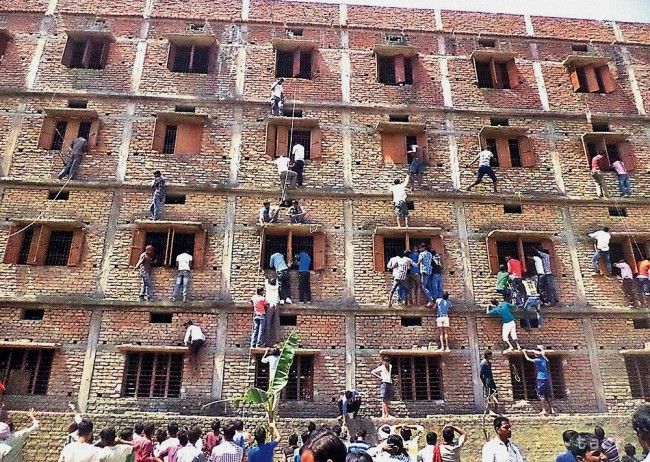 Rodičia liezli po múroch školy do tried, aby pomohli deťom pri teste