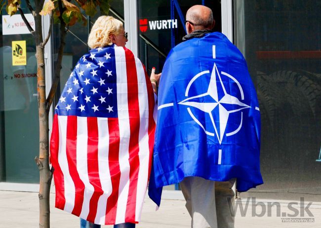 NATO si podalo Rusko, Západ by mal všemožne pomôcť Ukrajine
