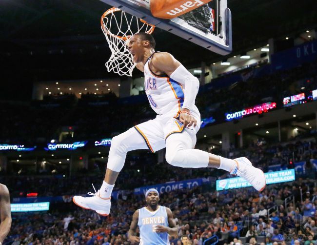 Video: Westbrook ohromil desiatym triple-double v ročníku