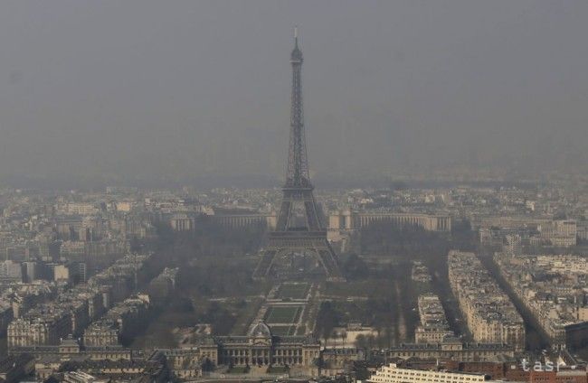 V Paríži dnes kvôli smogu jazdia len autá s nepárnou ŠPZ