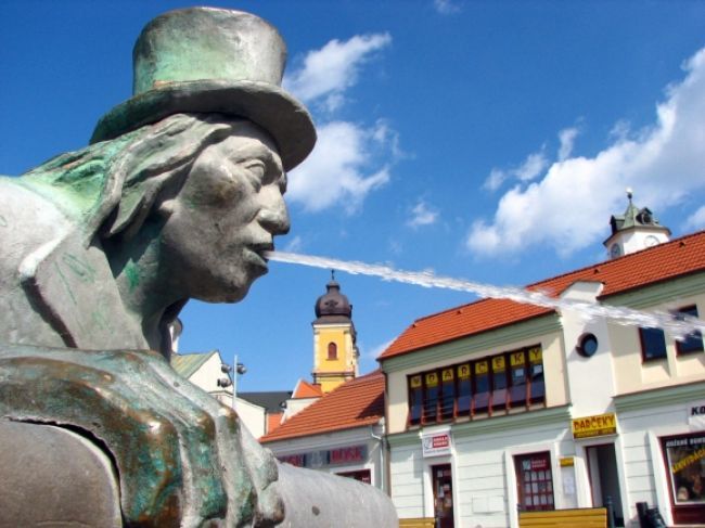 Vláda zasadala v Trenčíne, do kraja rozdala milióny eur