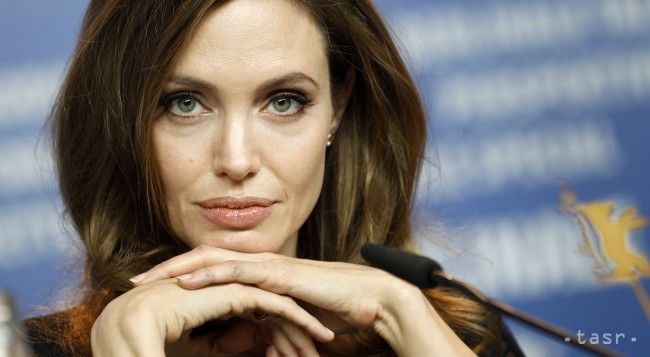 Angelina Jolie si dala preventívne odstrániť vaječníky a vajcovody