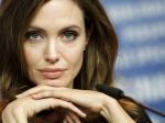 Angelina Jolie si dala preventívne odstrániť vaječníky a vajcovody