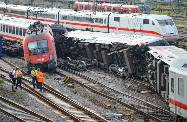 V Česku sa zrazil osobný vlak s kamiónom, hlásia ranených