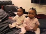 Video: Ako reagujú dvojičky na mamin spev