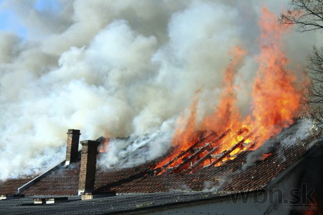 V Prakovciach horeli chaty, hasiči našli telo mŕtveho muža