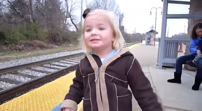 Video: Reakcia dievčatka, ktoré vidí po prvýkrát vlak