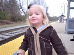Video: Reakcia dievčatka, ktoré vidí po prvýkrát vlak