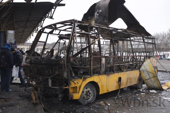 Autobus na Ukrajine narazil na mínu, Rusi poslali konvoj