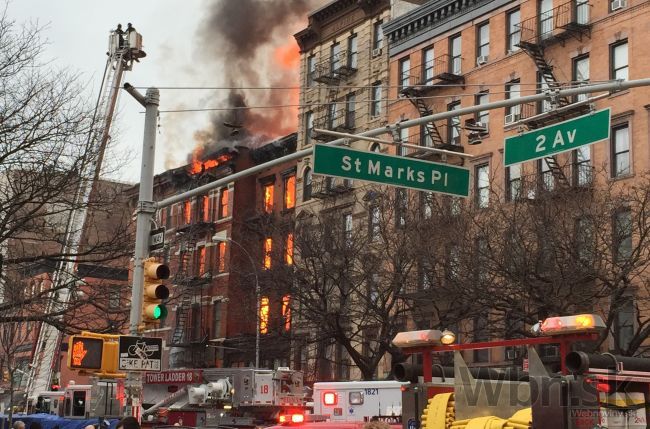 V New Yorku sa zrútila horiaca budova, ulice pokryli sutiny