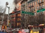 V New Yorku sa zrútila horiaca budova, ulice pokryli sutiny