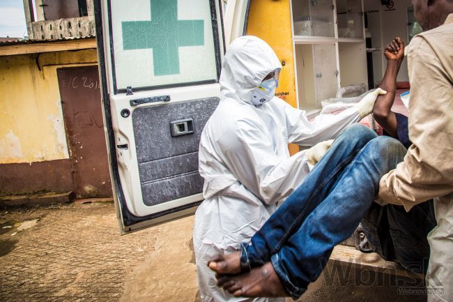 Sierra Leone chce stopnúť ebolu, ľudia nemôžu opustiť domovy