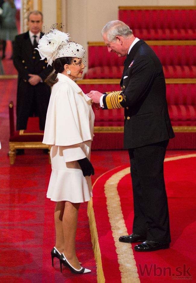 Princ Charles vyznamenal herečku Joan Collins