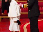 Princ Charles vyznamenal herečku Joan Collins