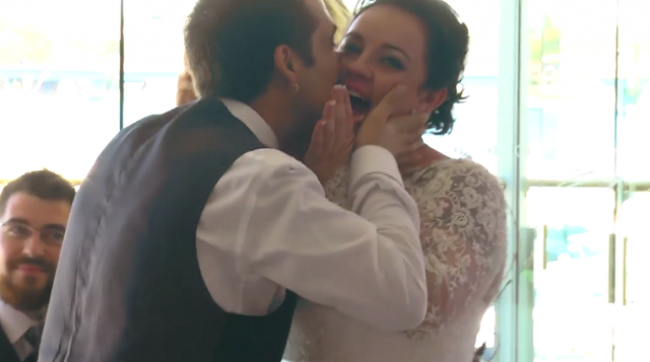 Video: Ed Sheeran prekvapil mladomanželov priamo na svadbe