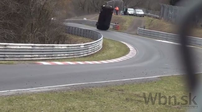 Video: Hororová nehoda na Nürburgringu, Nissan zmietol ľudí