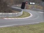 Video: Hororová nehoda na Nürburgringu, Nissan zmietol ľudí