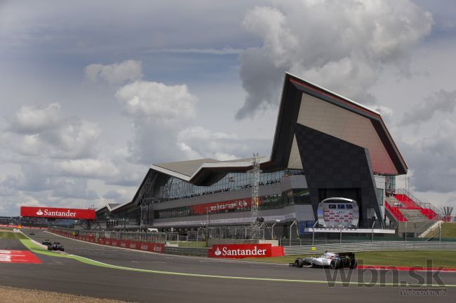 Extrémne počasie poškodilo strechu na okruhu Silverstone