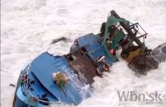 Video: Pri Kamčatke sa potopila loď, zomreli desiatky ľudí