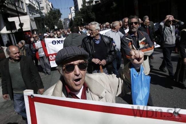 Grécki penzisti vyšli do ulíc, pýtajú väčšie dôchodky