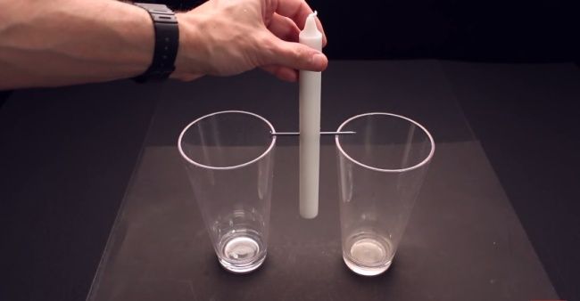 Video: Čo sa stane, keď medzi poháre zavesíte sviečku a zapálite ju