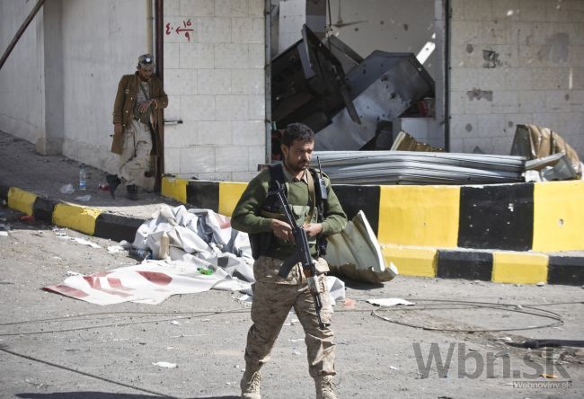 Hautíovci dobývajú Aden, chaos využila jemenská al-Kájda