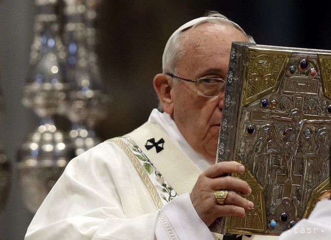 Kňazi nemajú byť bedákajúci a znudení pastieri s kyslou tvárou, hovorí pápež František