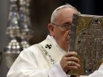 Kňazi nemajú byť bedákajúci a znudení pastieri s kyslou tvárou, hovorí pápež František