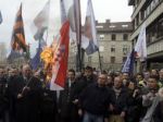 Šešelj spálil chorvátsku vlajku, musí sa vrátiť do Haagu
