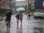 Video: Filipíny zasiahne tajfún, tisíce ľudí opúšťajú domovy