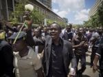 Stovky študentov si v Keni uctili obete útoku v Garisse