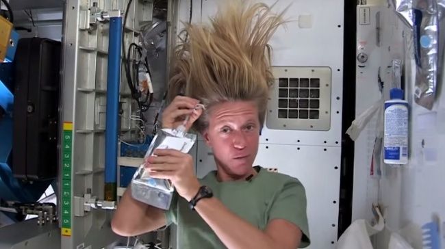 Video: Ako sa umývajú vlasy vo vesmíre